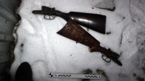 Два приклада от охотничьих ружей на снегу