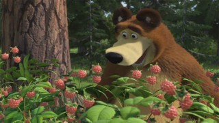 Медведь жирует в ягоднике